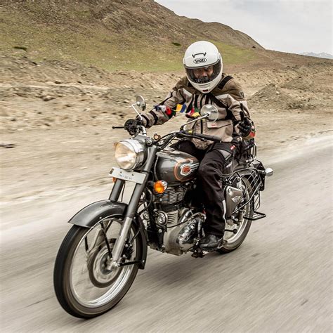 It brings classic styling in a pure and simple ride. 2020 Royal Enfield Bullet 500 Specs & Info | wBW