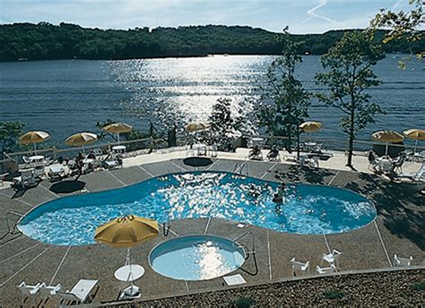 A terrace, a picnic area, and barbecue grills are also on offer. Lake of the Ozarks