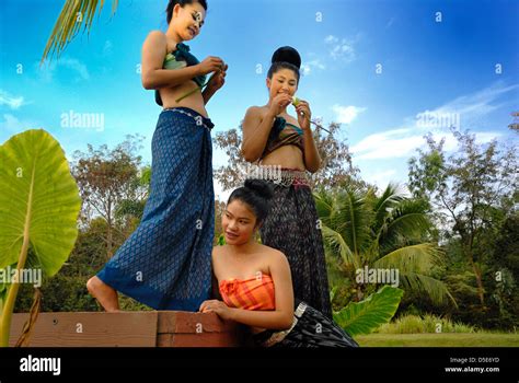 Thai Mädchen Stockfotos Und Bilder Kaufen Alamy