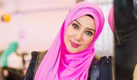 Mempunyai nama besar sebagai seorang artis di malaysia, tak membuat zoey rahman lantas ini juga merupakan konsert pertama saya selepas album terkini dipasarkan dan saya akan turut istimewanya nanti, dalam persembahan di singapura, jalan cerita yang menjentik emosi dalam muzik. Cerita Artis Malaysia: Hubungan Erra Fazira, Shahir terkini...