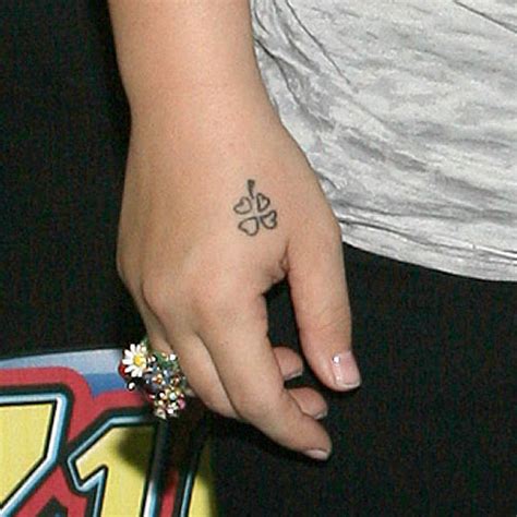 Kelly clarkson made yet another addition to her left wrist tattoos. Kelly Clarkson Four-Leaf Clover, Heart Back of Hand Tattoo ...