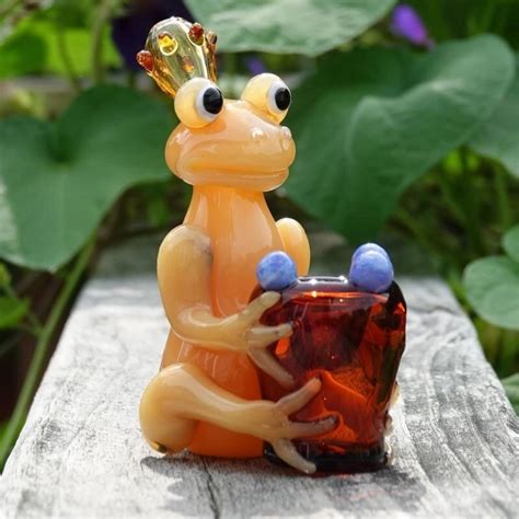 Smoke with your happy frog bong and you will always have someone looking up to you! Pin on 420 Stoner Pipe Dreams