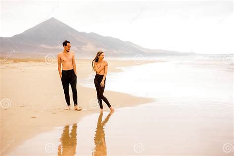 par med den nakna torson på stranden arkivfoto bild av dimma himmel 67705040