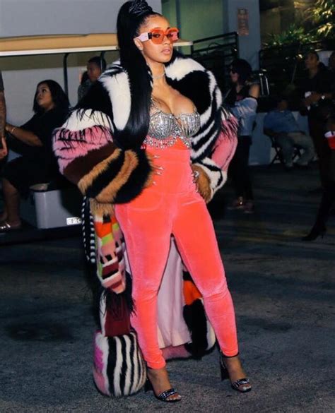 Dominican Rapper Cardi B Performed In Fur And Diamonds At The 2017 Bet Hip Hop Awards Estrella