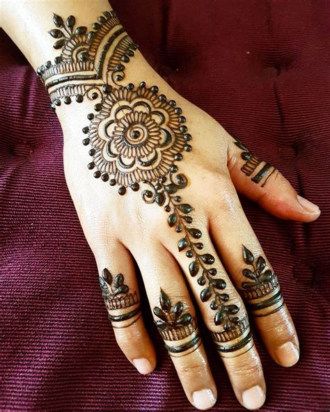 This is simple mehndi design for young girls even a women can also try this, it is a half hand mehndi design for fair skin color hand, wearing a ring on the finger would make it more appealing. No photo description available. #hennadesigns (With images ...