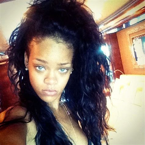 Rihanna fala sobre o assassinato de breonna cometido por policiais americanos: Rihanna Pictures - Rihanna Twitter Pics - Zimbio