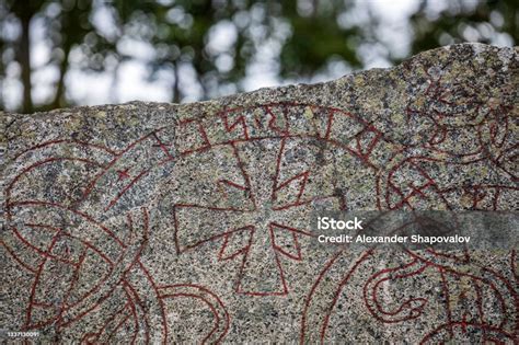Tutupi Pandangan Runestone Dengan Prasasti Dari Tahun 1000an Masehi