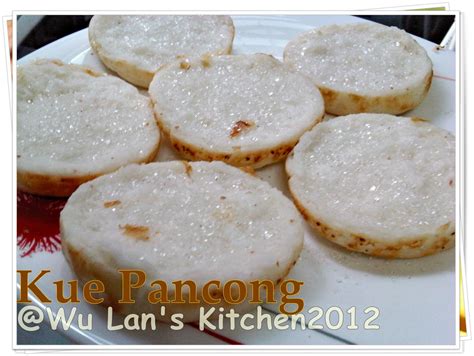 Hal ini penting dilakukan agar cetakan kue lumpur tidak lengket yang membuat adonan sulit untuk dikeluarkan. Wu Lan's Kitchen: KUE PANCONG