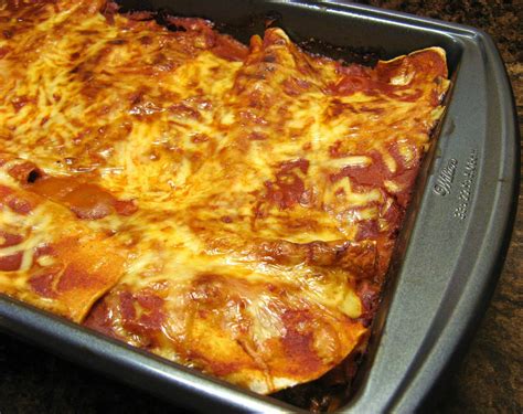Whenever we have dinner guests, i always rack my brain for a memorable main dish. The Well-Fed Newlyweds: Ground Beef Enchiladas
