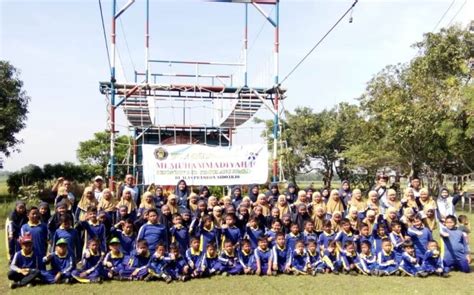 Sebab biaya pemasangan kanopi tidak terlalu mahal bahan material juga terjangkau dan hampir tidak memerlukan perawatan khusus. Serunya Anak-Anak dan Guru Tarik Tambang di Lumpur | Pwmu.co | Portal Berkemajuan