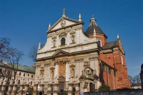 Znajduje się we wschodniej części placu św. Kraków: kościół św. Piotra i Pawła