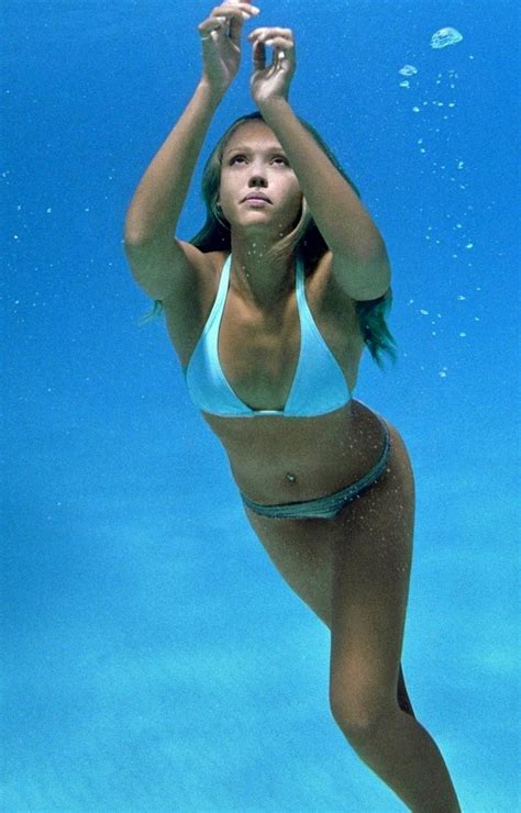 Jessica Alba Stunning Bikini Body Swimming Underwater Celeblr