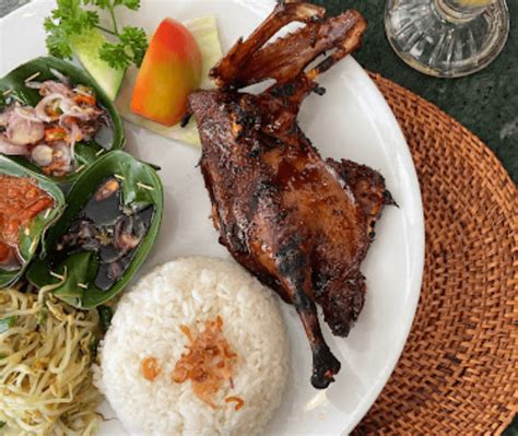 Bebek Tepi Sawah Bali Kuliner Legendaris Yang Wajib Dicoba Pia Legong