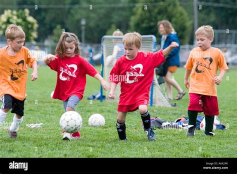 Jungen Und Mädchen 6 Jahre Konkurrierend Fußball Spielen Carondelet Feld Von Expo Schule St
