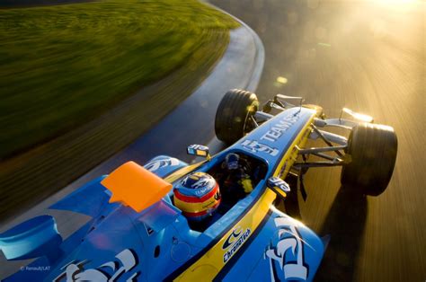 Fernando alonso se proclamó el 25 de septiembre de 2005 campeón del mundo de f1 por primera vez con renault en brasil. Ferrari F2005 and 2005 F1… | primotipo...