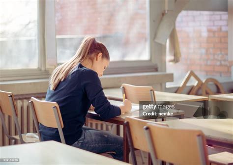 Examen Détudiante À Une Salle De Classe De Luniversité Un Collège Ou Lycée Photo Getty Images