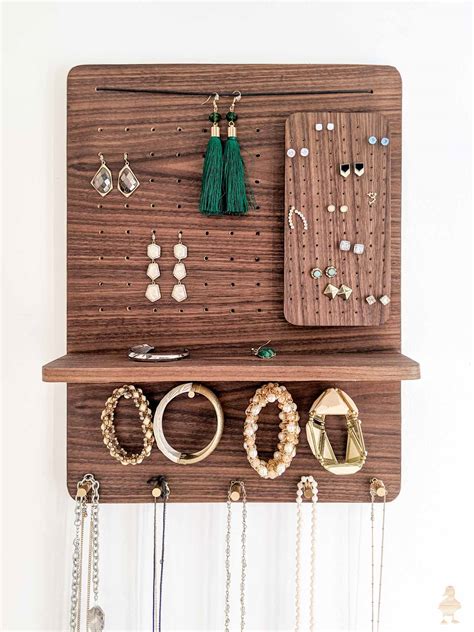 Dec 05, 2018 · frame jewelry holder {diy} ~ use a little spray paint and chicken wire to turn old frames into a beautiful way to organize and display jewelry. DIY Jewelry Organizer | Free Plans • Ugly Duckling House