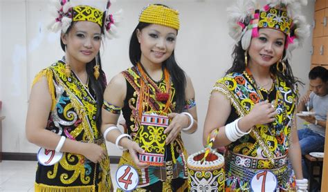 Banyak ragam pakaian adat indonesia, seperti pakaian adat aceh, bali, jawa, betawi baju adat indonesia sering digunakan untuk acara tertentu. The unique of life: Orang ulu pekain tradisional