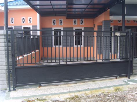 Ketika kamu menggunakan pagar den gan bahan besi, desain tersebut akan memberi kesan kokoh dan kuat. pagar besi motif minimalis - Desain Interior Terbaru