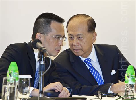 李嘉誠自幼家境窘困，連小學都沒讀完，為了能夠做一個更加成功的人，他積極學習，勤奮地拓寬自己的知識面。在父親的耳濡目染下，李澤鉅和李澤鍇學習也很自覺勤奮。 小兒子李澤鍇曾說：「我從家父那裡學到的東西很多。最主要的是怎樣做一個正直的商人，以及如何正確處理與合伙人的關係。」 只做一個正直善良的人是不夠的，想要成為一個成功的人，還要學會教會孩子正確的處世哲學。 李嘉誠常教育兒子，要想成功，在其他所有基礎條件齊備的時候，就必須要注意考慮對方的利益，不要佔任何人的便宜。 李嘉誠還教育孩子怎樣重承諾。他說：「如果要取得別人的信任，你就必須重承諾，在做出每一個承諾之前，必須經過詳細的審查和考慮。一經承諾之後，便要負責到底；即使中途有困難，也要堅守諾言貫徹到底。 兒子們一天天長大，李嘉誠決定送他們出國上學，讓他們獨立生活。這個決定對於15歲的李澤鉅和13歲的李澤鍇來說，未免過於嚴酷。為了解決一日三餐的問題，小哥倆開始跟電視上一個專門教做菜的節目學習燒菜。 在照顧好自己的生活後，小哥倆利用學習之餘積極尋找打工的機會。交通工具就是一人一輛單車。 亞洲首富李嘉誠長子李澤鉅掌管家族企業 | 李澤楷 | 長江實業 | 大紀元