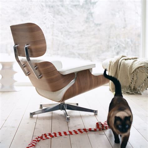 Der eames lounge chair ist nicht nur der bekannteste entwurf des amerikanischen designerpaares charles und ray eames. Vitra Lounge Chair Connox