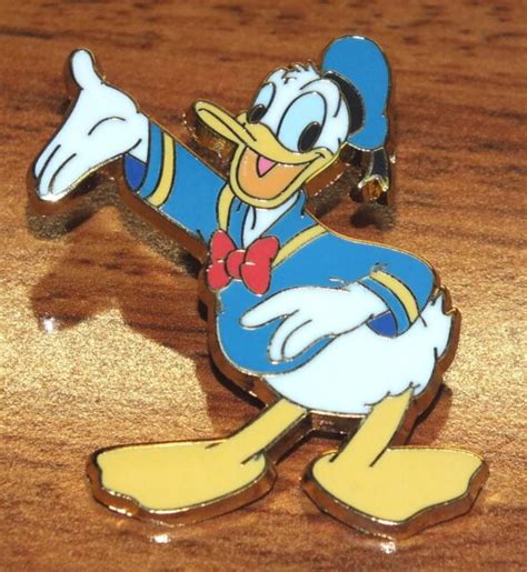 Walt Disney Donald Duck Waving 2007 Official Trading Collectible Pin