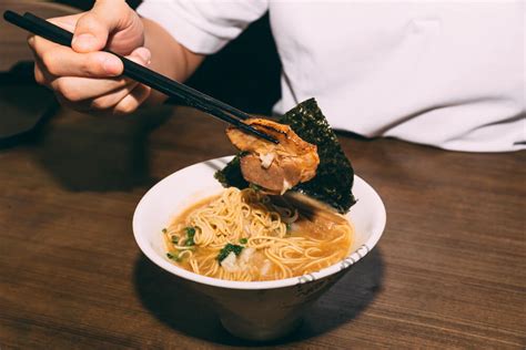How To Eat Ramen The Japanese Way Dos And Donts Ramen Hero