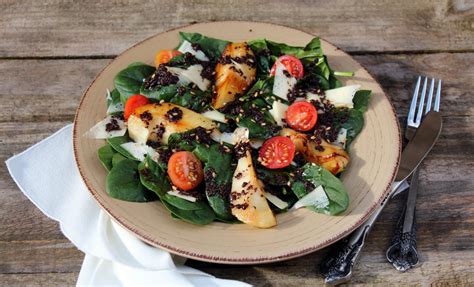 Ensalada de espinacas con pera caramelizada, deliciosa receta