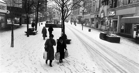 22 Stunning Photos Of Merseyside In Winter Through The Decades