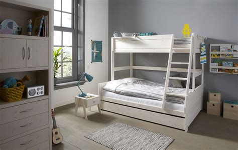 Molto più divertenti di un letto normale, i letti a castello sono una soluzione pratica quando lo spazio è limitato. letto a castello, matrimoniale a castello, castello a una piazza e mezza, castello per tre ...