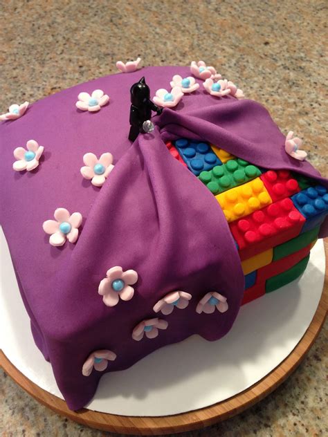 This party table will delight any lego fan. LEGO CAKE I love this!!! | Lego birthday cake, Birthday ...