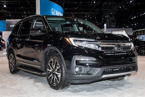 The 2021 honda pilot offers ample passenger and cargo space, a composed ride, and about average fuel economy for the midsize suv class. Nouveau Honda Pilot 2021: Prix, Consommation, PHOTOS ...