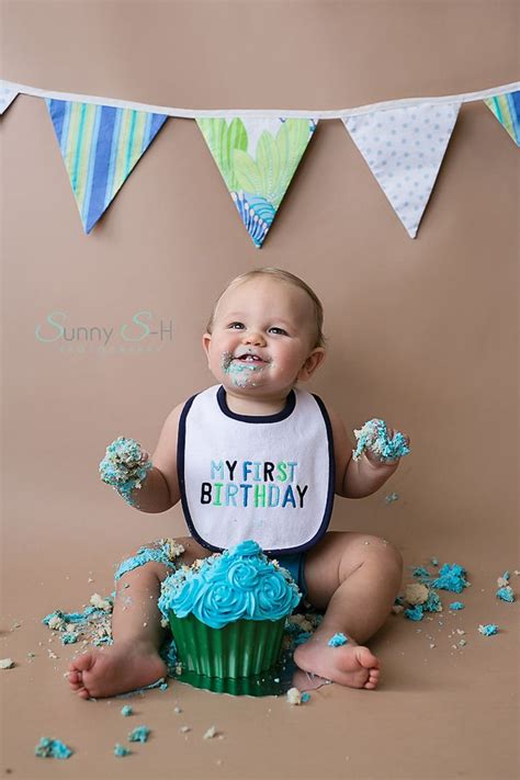 First Birthday Cake Smash Love This Guys Expression And All That Mess