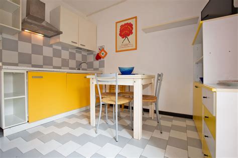 Soggiorno con divano, cucinotto separato con lavastoviglie e lavatrice. Affitto appartamento Lido degli estensi, Agosto