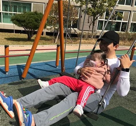 집단을 말할 때는 가정이라고도 하며, 그 구성원을 말할 때는 가솔(家率) 또는 식솔(食率)이라고도 한다. '기아 타이거즈' 양현종, 귀여운 딸과 함께 행복한 일상 즐겨 ...