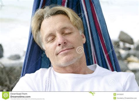 休眠在吊床的人 库存图片 图片 包括有 成人 乐趣 男性 男人 休眠 成熟 和平 英俊 目录 24132207