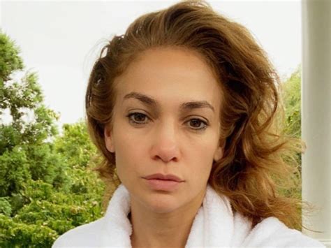 J Lo Pamer Selfie Tanpa Make Up Lagi Awet Mudanya Natural Banget
