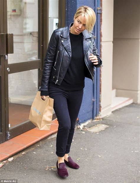 Lara Bingle Flaunts Newly Highlighted Blonde Hairstyle Daily Mail Online