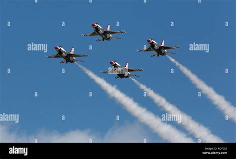 Thunderbirds The Us Air Force Performance Formation Team Flying The