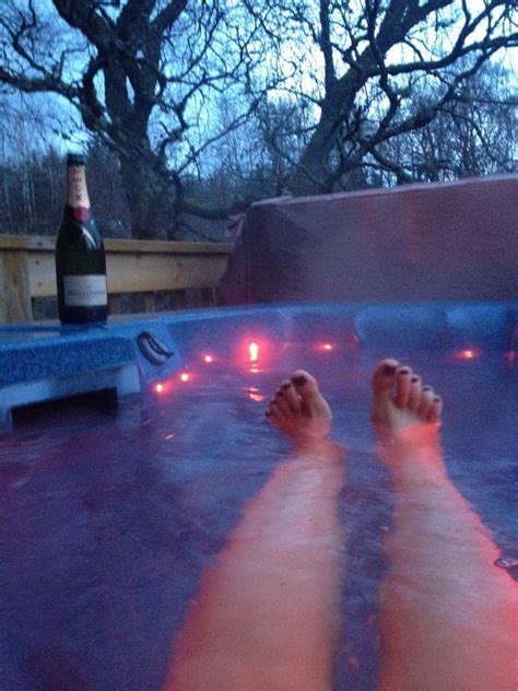 There will just be me and my husband going, and i would love a log cabin with a private hot tub and within easy walking distance to a small village with a few quaint old style pubs that do food, doesn't sound like too much of an ask but. Absolute hot tub bliss while @ the wildside highland ...