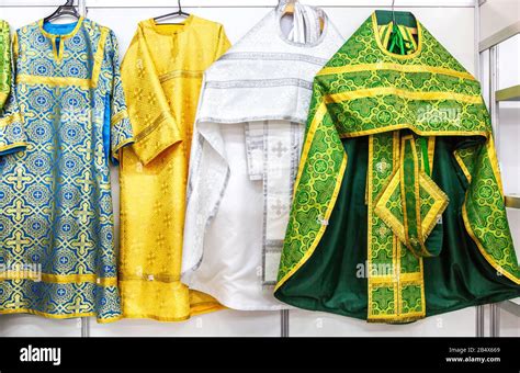 Diferentes Trajes De Colores Ortodoxos Del Sacerdote El Vestido