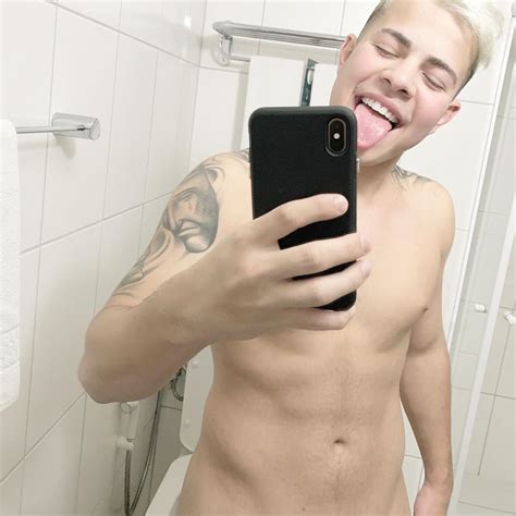 MC Jottapê posa pelado em foto no banheiro Volume na Cueca