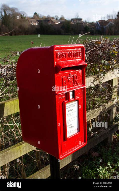 Freshly Painted Bright Red E2r British Post Box Stock Photo Alamy