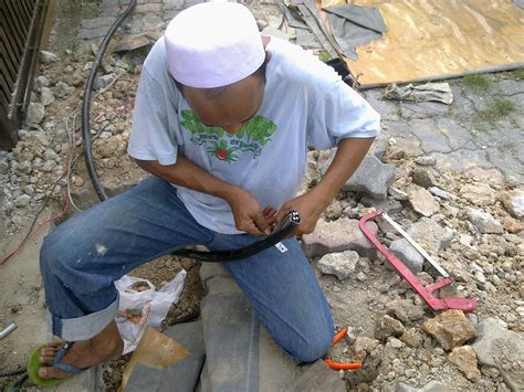 Setelah semua lubang terhubung barulah kabel dimasukkan dari lubang pertama sampai lubang terakhir. ELECTRICAL AND AIRCOND SERVICES: KERJA KERJA PENYAMBUNGAN ...