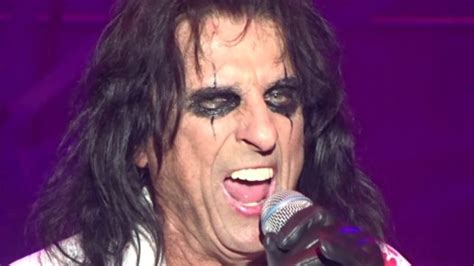 Alice Cooper High Quality Fan Filmed Video Of Roses On White Lace