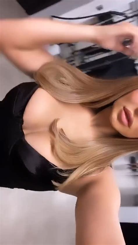 Kylie Jenners Cleavage 11 Pics Video Thefappening