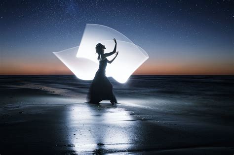 Let's move on to the light source, the real brush used by the light painter. How to Do Light Painting Photography with a 4-Foot Tube