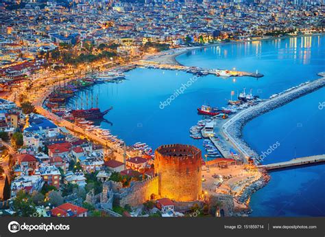 Wie een vakantie viert in antalya en zijn/haar hotel amper uitkomt die begaat wat ons betreft bijna een doodzonde. Zonsondergang luchtfoto van Antalya, Turkije — Stockfoto ...
