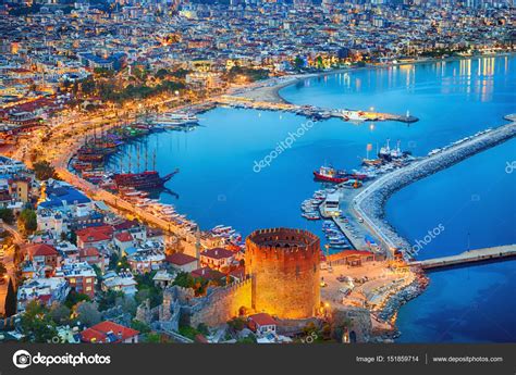 Located on anatolia's southwest coast bordered by the taurus mountains. Zonsondergang luchtfoto van Antalya, Turkije — Stockfoto ...