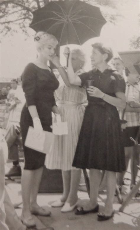 Marilyn With Her Secretary May Reis During The Filming Of The Misfits